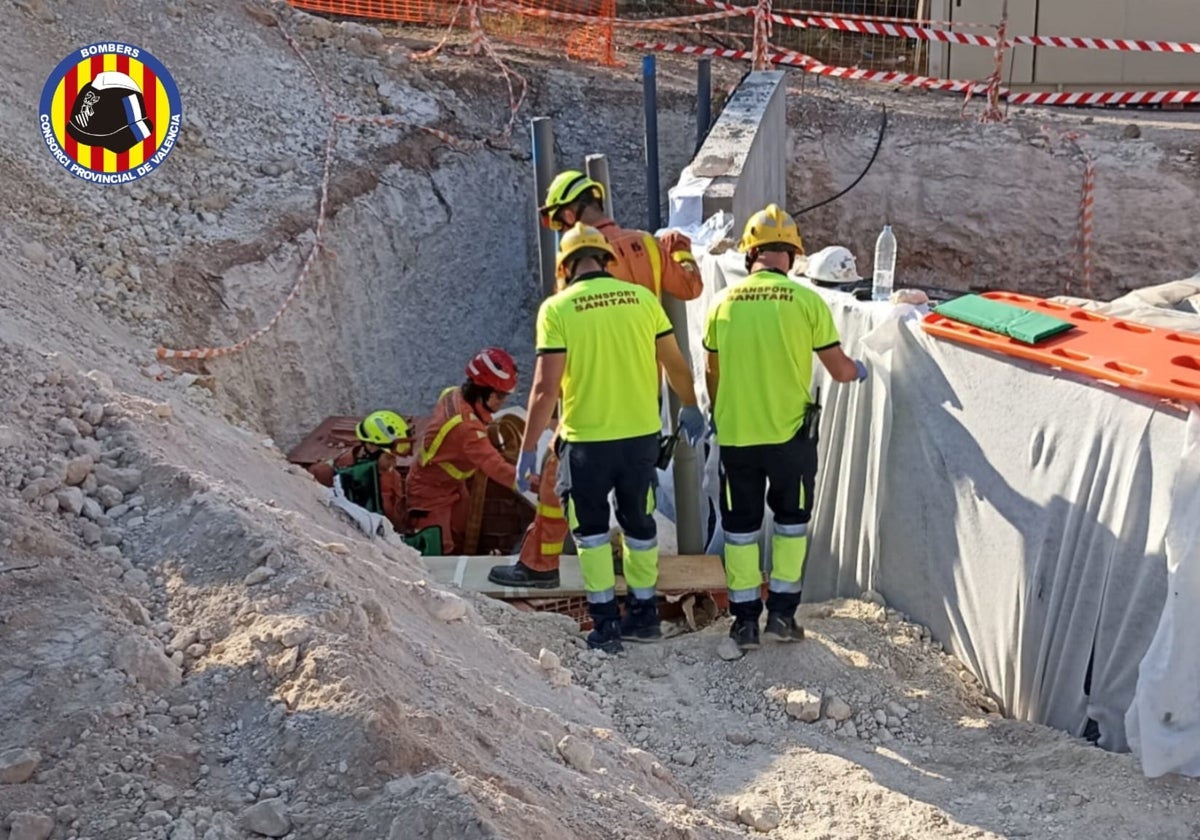 Momento en el que el hombre es rescatado por los bomberos.