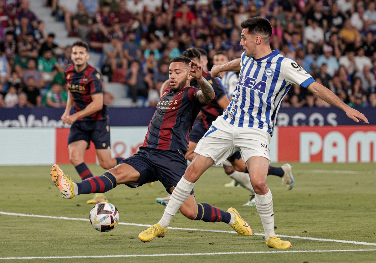 Ruben Vezo, central luso del Levante, en una acción defensiva.