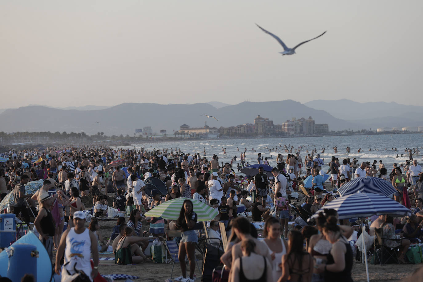 Miles de personas celebran la noche de San Juan en Valencia