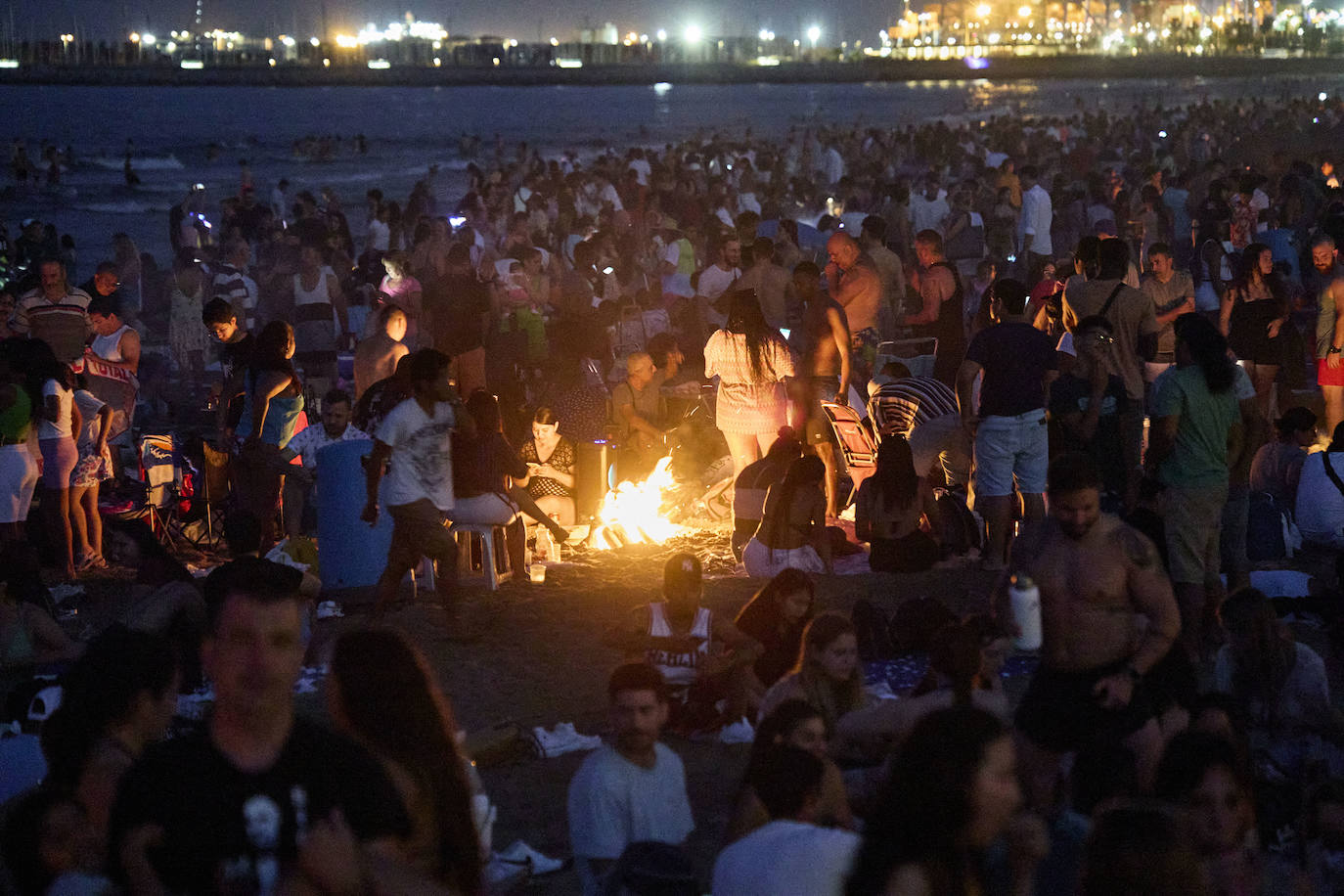 Miles de personas celebran la noche de San Juan en Valencia