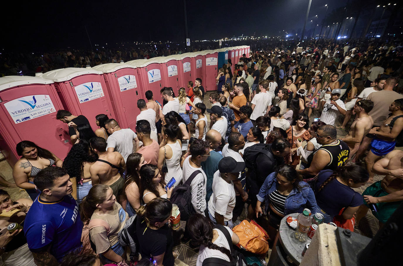 Miles de personas celebran la noche de San Juan en Valencia