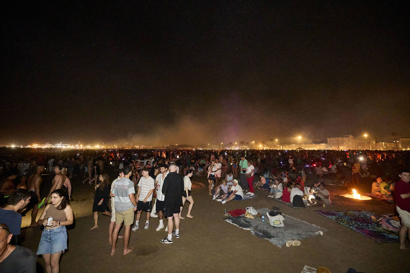 Miles de personas celebran la noche de San Juan en Valencia