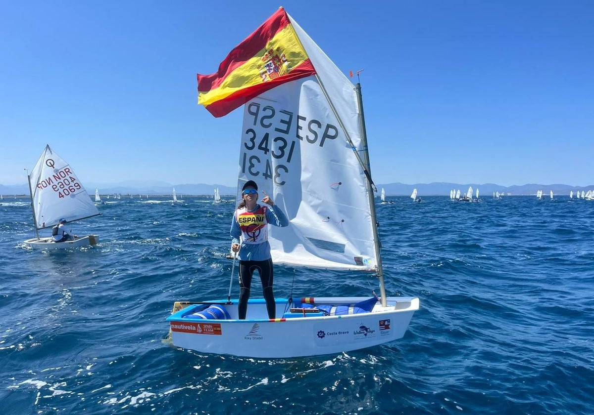 Blanca Ferrando celebra su victoria en el Mundial 2023 de Optimist.