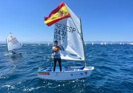 Blanca Ferrando celebra su victoria en el Mundial 2023 de Optimist.