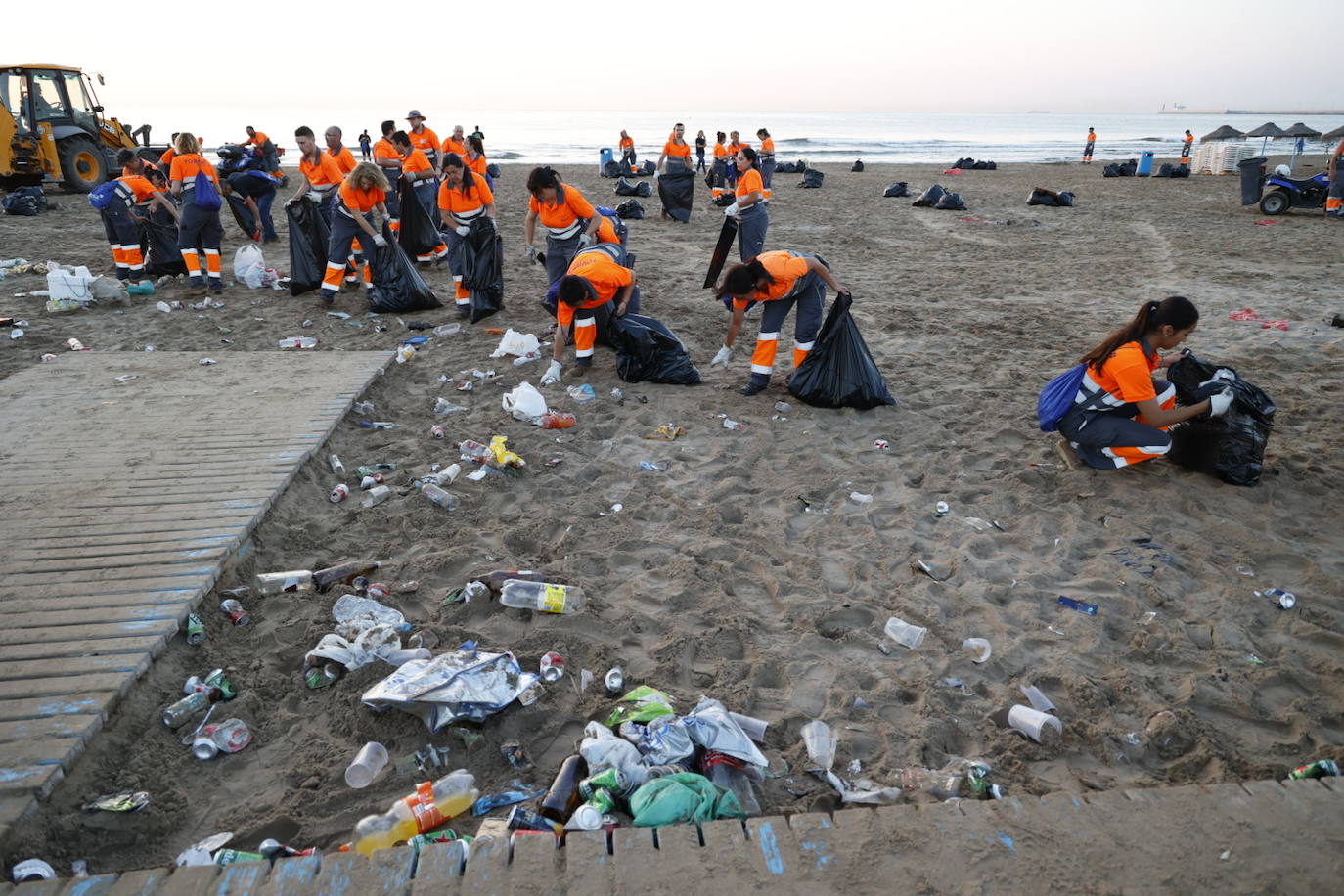 Limpieza en la playa tras la noche de San Juan