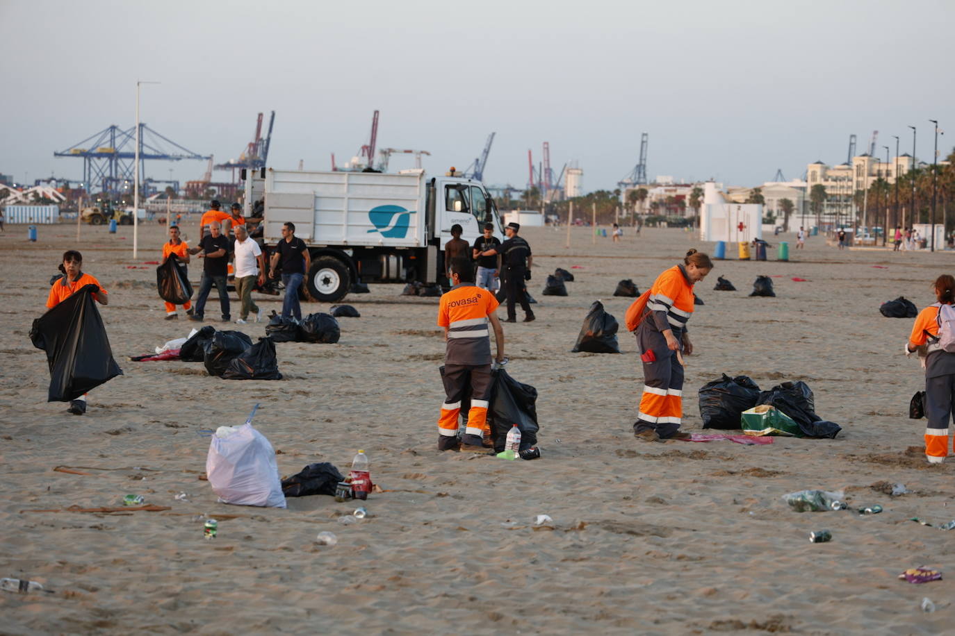 Limpieza en la playa tras la noche de San Juan