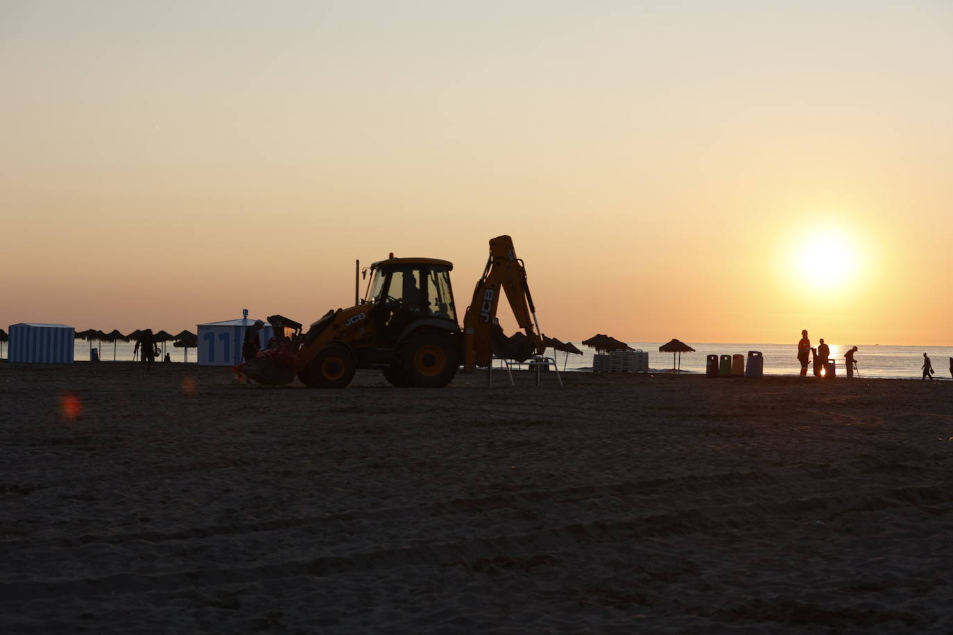 Limpieza en la playa tras la noche de San Juan