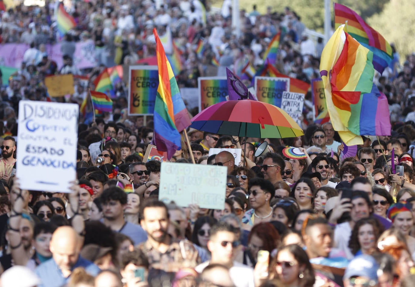 Las mejores imágenes de la marcha del Orgullo en Valencia