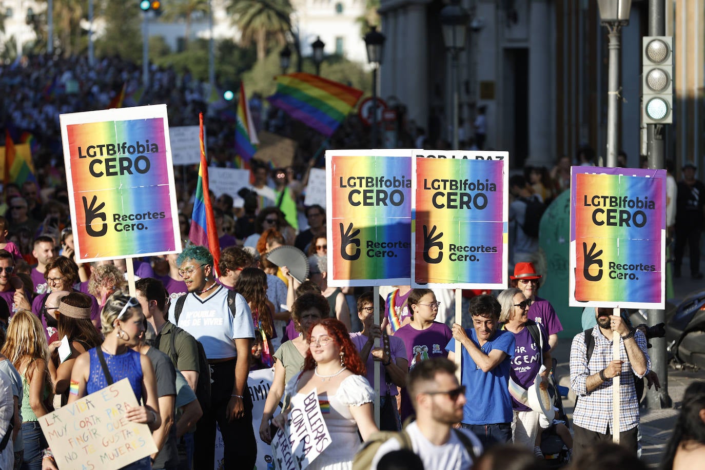 Las mejores imágenes de la marcha del Orgullo en Valencia