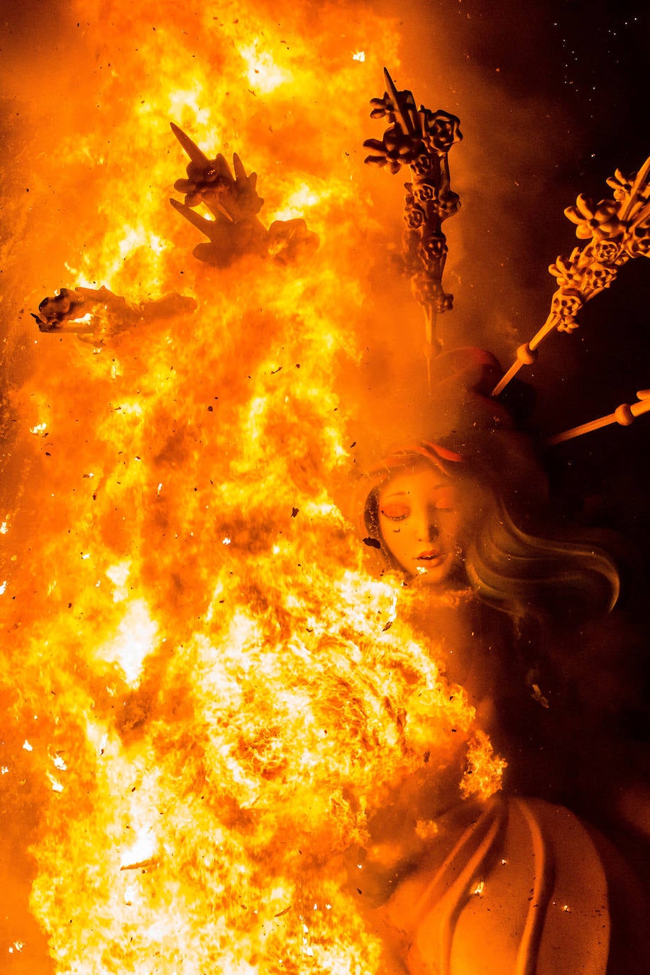 Alicante goza con la cremà y la banyà de las Hogueras 2023