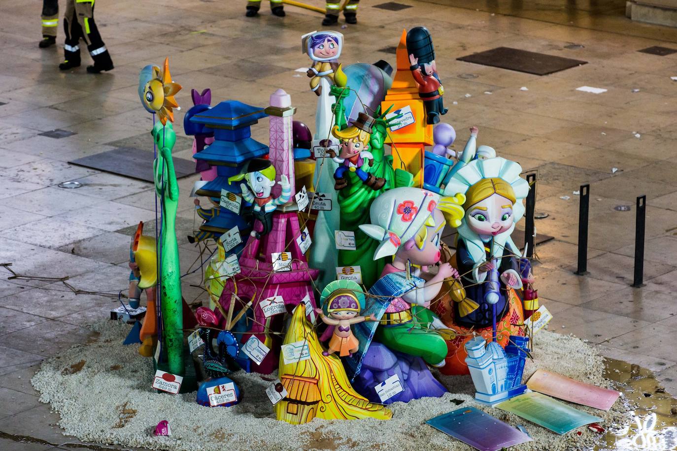 Alicante goza con la cremà y la banyà de las Hogueras 2023