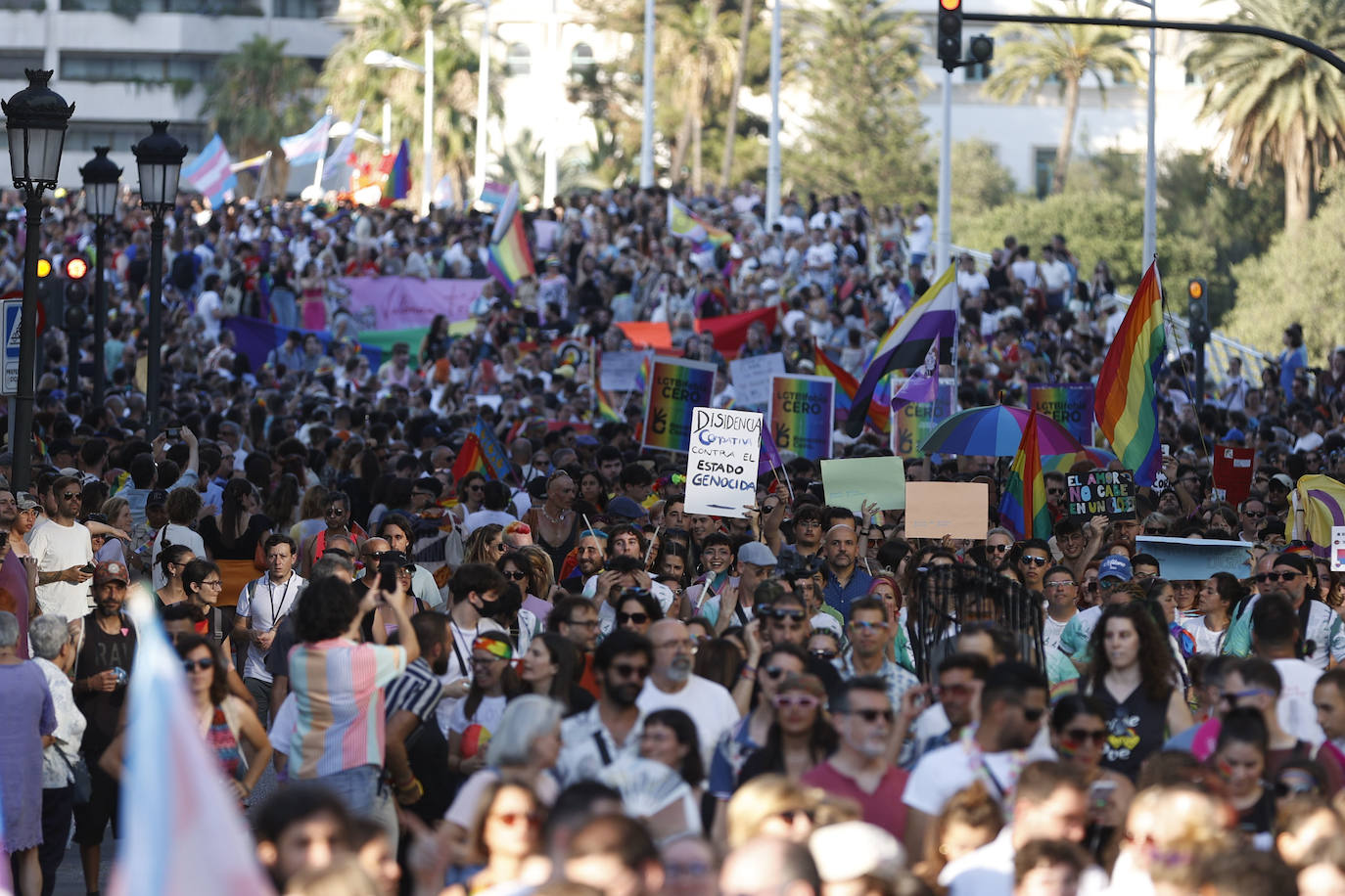 Las mejores imágenes de la marcha del Orgullo en Valencia