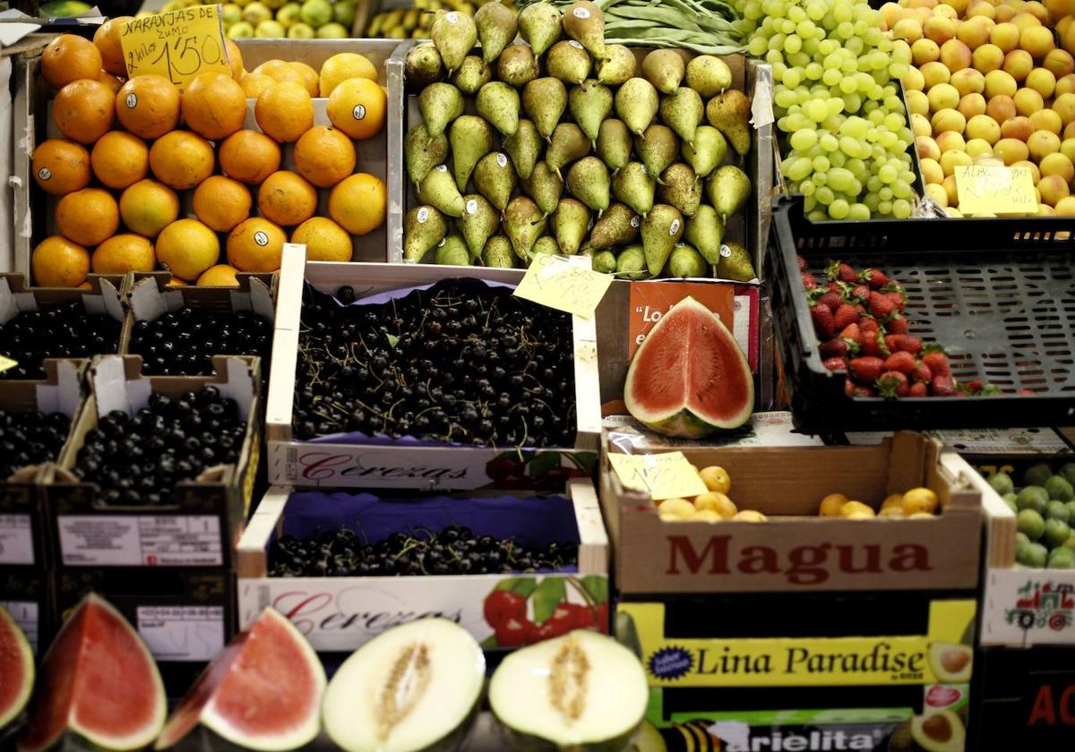 Melones, sandías y demás frutas en un mercado.