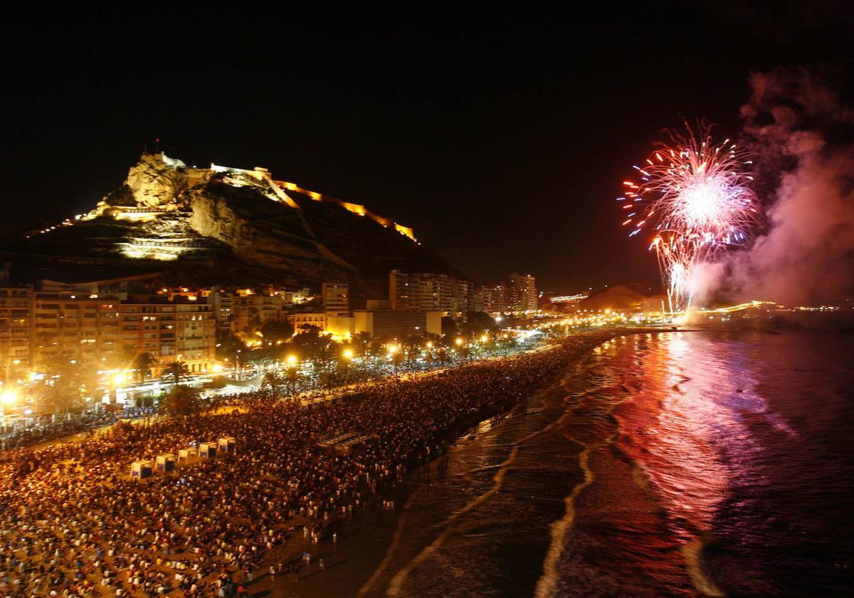 Fuegos artificiales en Alicante.