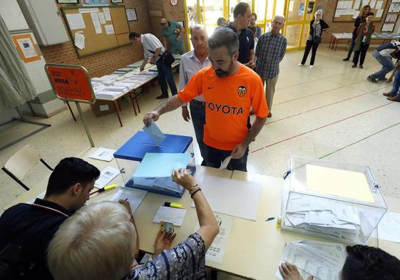 Mesa electoral en la ciudad de Valencia.