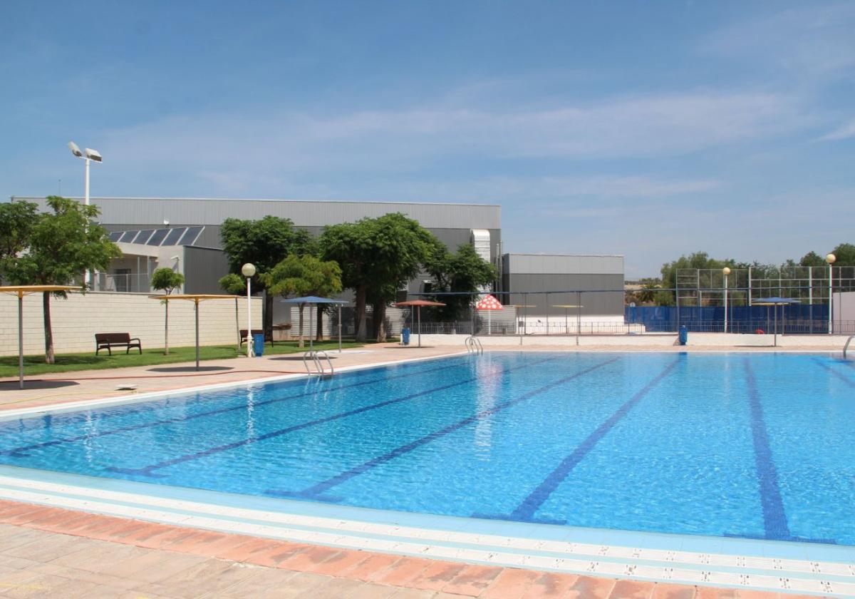 Piscina de Benaguasil preparada para el baño.
