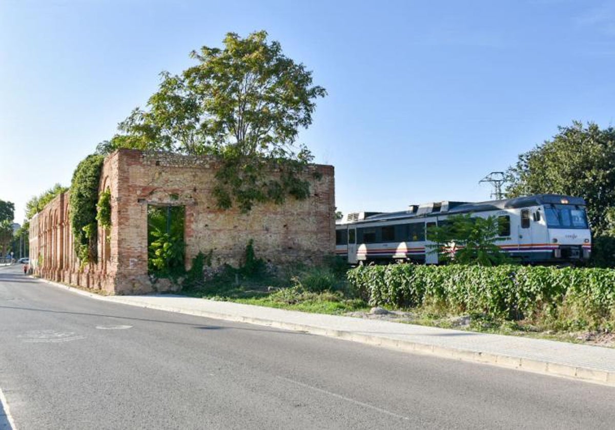 El tren Xàtiva-Alcoi pasando justo por la antigua estación de Xàtiva.