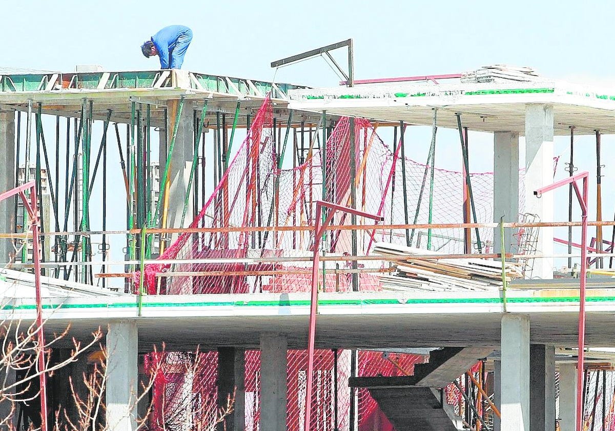 Un edificio de viviendas en construcción.