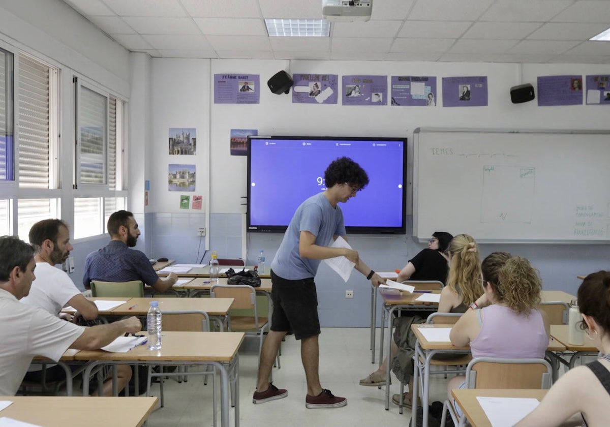 Opositores poco antes de comenzar la prueba teórica.