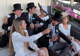 Charlie Davies, Álvaro Payá Serratosa, Marta Lozano, Sofía Maldonado, Lorenzo Remohí y Marta Lluch en Ascot bebiendo Moët.