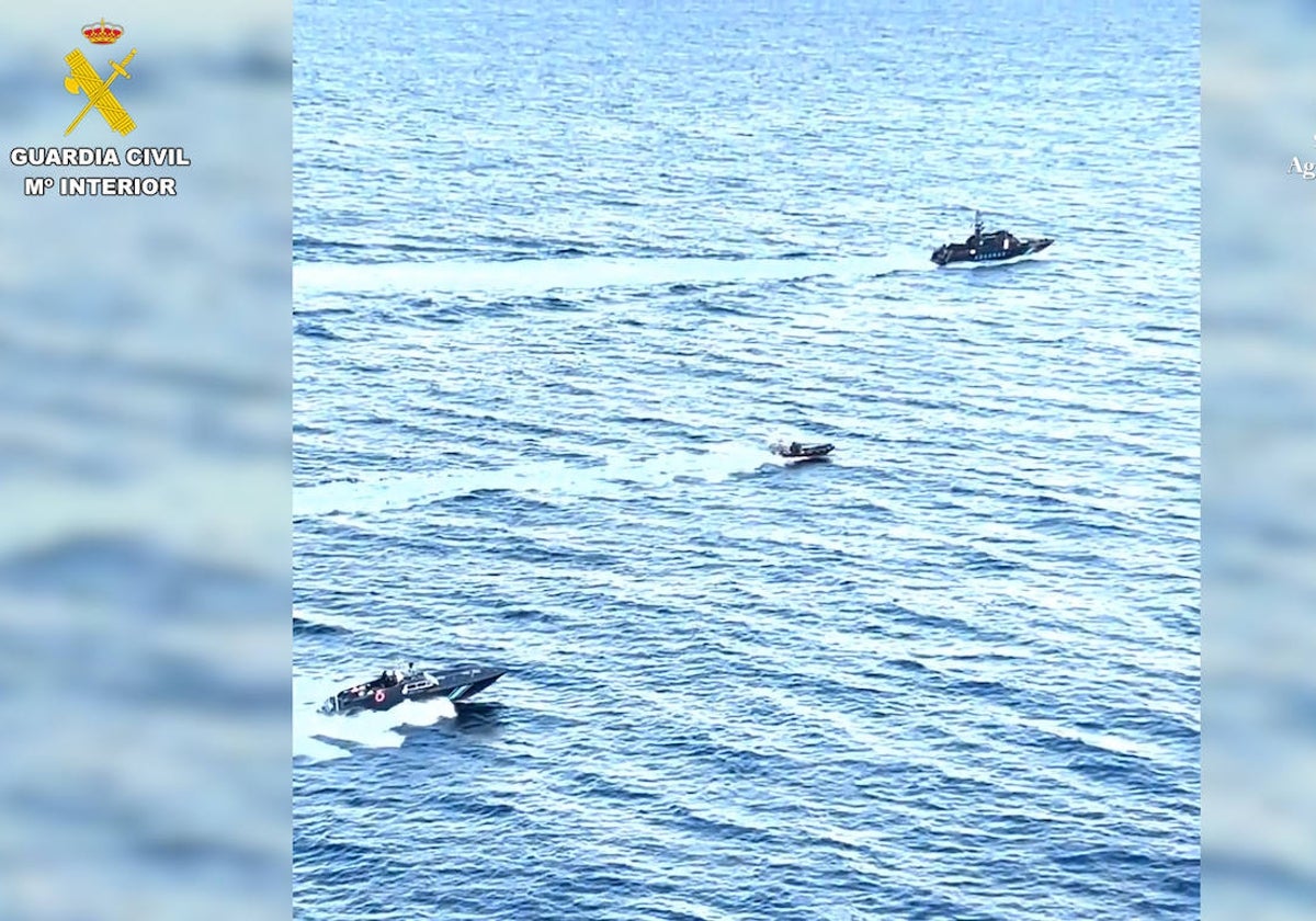 Uno de los momentos del ejercicio realizado frentre a la playa del Arenal.