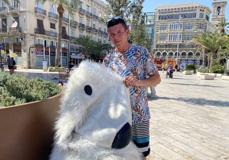 Alejandro Sierra, con su disfraz enorme de oso polar, en la plaza de la Reina.