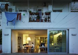 La vivienda se abre al exterior gracias a unos grandes ventanales que difuminan las zonas comunes con la terraza.