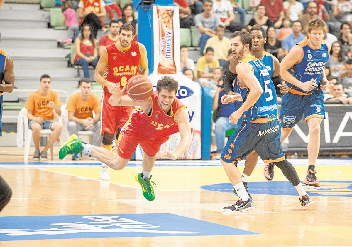 Neto, con el balón, durante un partido entre el UCAM Murcia y el Valencia Basket.