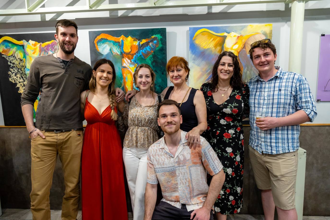 Inocencia García Casas con su familia en la inauguración de su exposición.