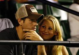 Enrique Iglesias con su novia Anna Kournikova en una imagen de archivo.