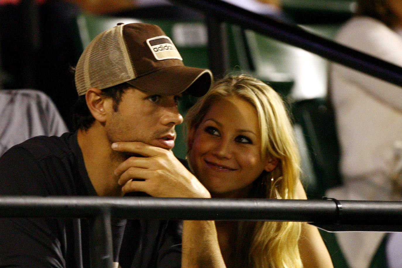 Enrique Iglesias con su novia Anna Kournikova en una imagen de archivo.