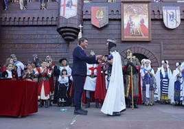 El alcalde de Ontinyent entrega la llave de la ciudad al presidente de la Sociedad de Festeros.