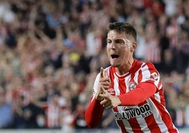 Sergi Canós, en un partido con el Brentford.