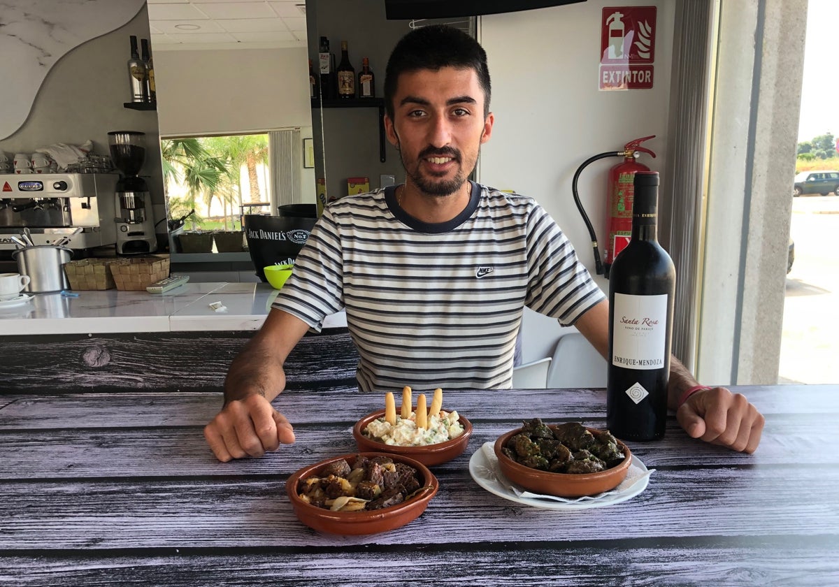 Toni Saval con las tapas de sangre con cebolla, higaditos y mollejas y ensaladilla.