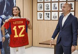 La visita de la Reina Letizia a la selección femenina de fútbol en Las Rozas