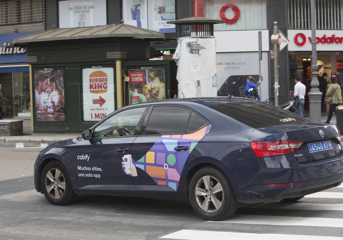 Un VTC circula por la ciudad de Valencia.