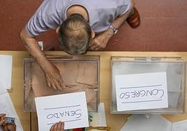 Votos en una urna electoral.