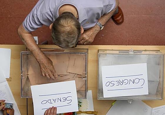 Votos en una urna electoral.