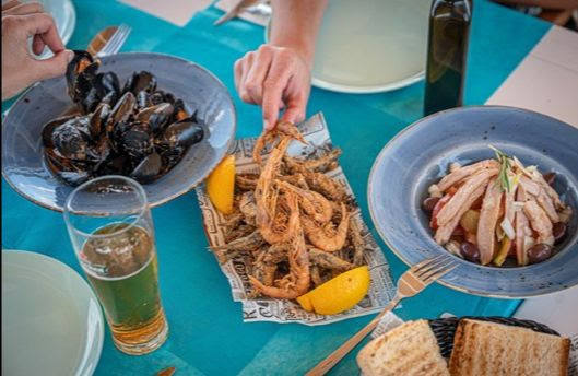 Mejillones del Delta, ensalada de ventresca con tomate payés y fritura en 'Calma Salada'.