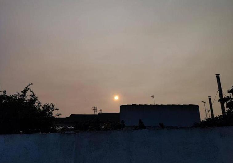 Humo de los incendios de Canadá visto desde Traspinedo, en Valladolid.