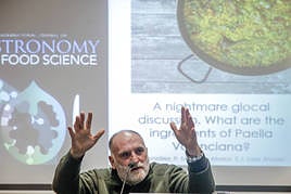 José Andrés hablando sobre la paella en una charla en Estados Unidos