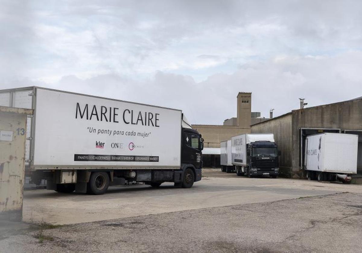 Un camión entra en la fábrica de Marie Claire.