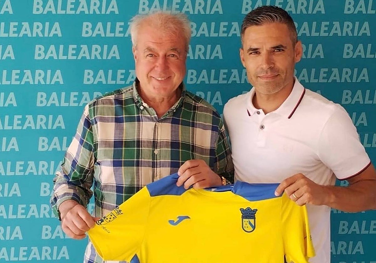 Ribes junto al director deportivo, Toni Lledó.