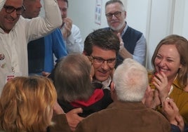 Jorge Rodríguez, felicitado tras volver a ganar las elecciones en Ontinyent.