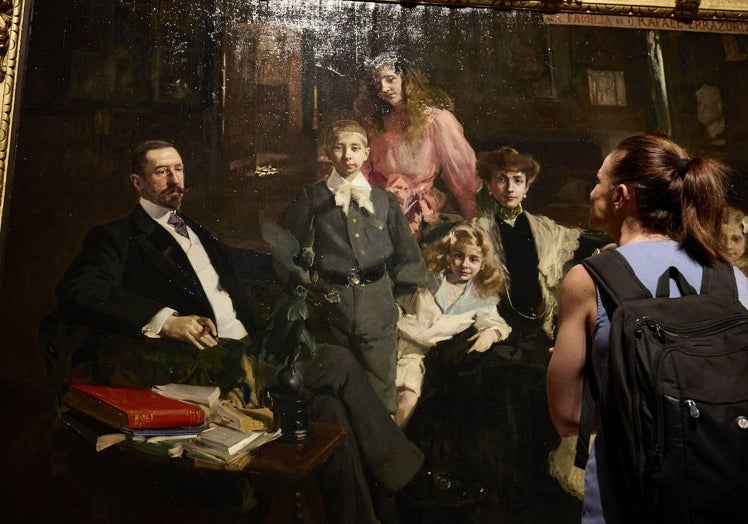 Imagen principal - Arriba, el cuadro 'La familia de don Rafael Errázuriz Urmeneta', considerado como «las Meninas del siglo XX». Abajo, el diseño expositivo permite ver también el reverso de los cuadros.