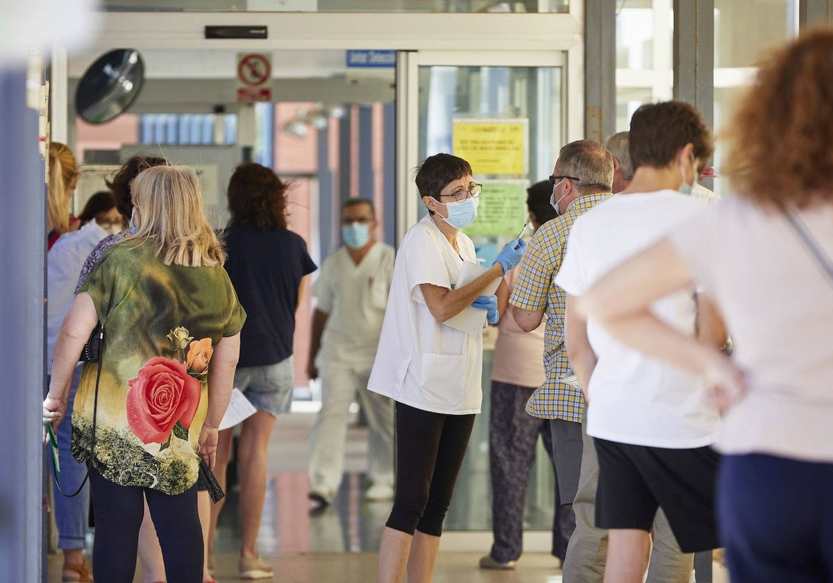 Saturación de pacientes en el centro de salud de Serrería en Valencia.