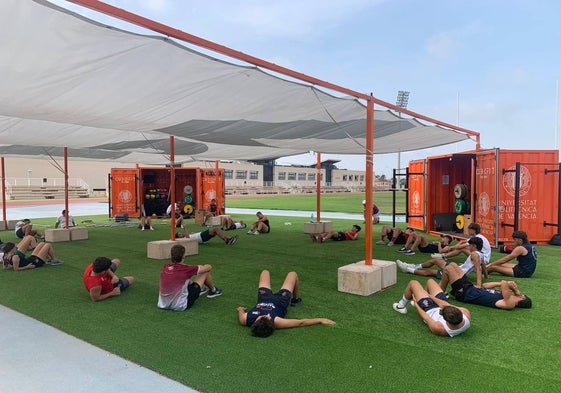 Un grupo de jugadores se entrenan en las nuevas instalaciones en la Universitat Politècnica.