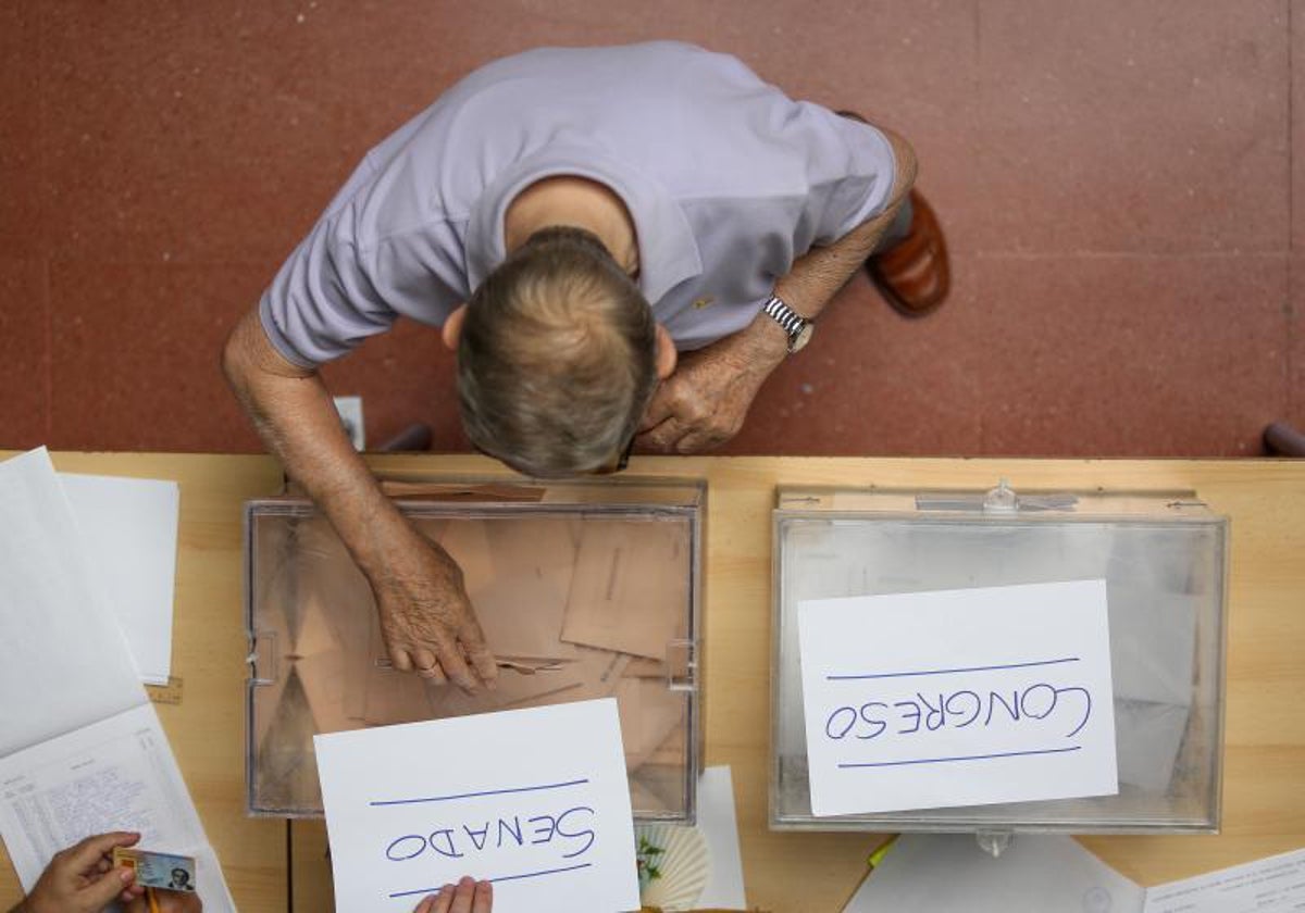 Votos en una urna electoral.