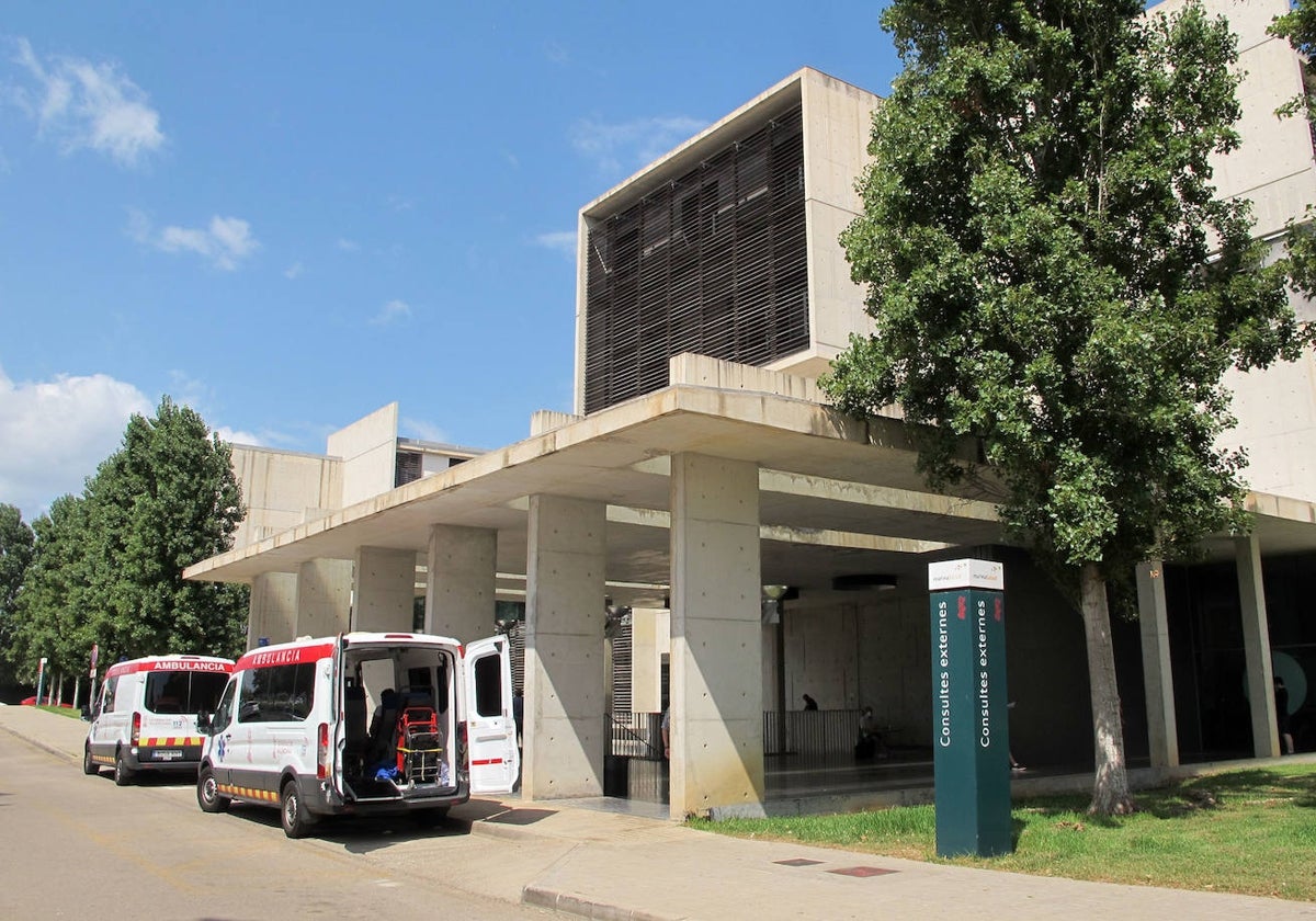 Dos ambulancias en el Hospital de Dénia.