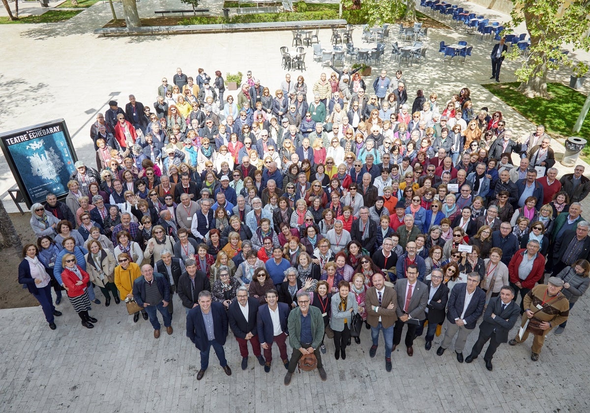 Foto de familia de profesorado y alumnado de La Nau Gran.